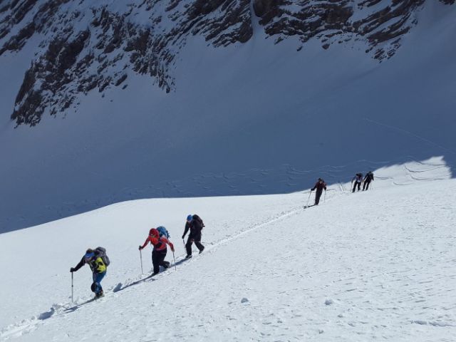 スノボツアーで魅力的な雪山体験を楽しもう